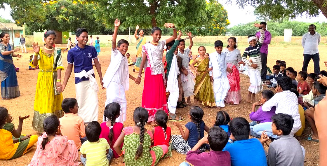 ನೃತ್ಯ ಪ್ರದರ್ಶಿಸುತ್ತಿರುವ ವಿದ್ಯಾರ್ಥಿಗಳು