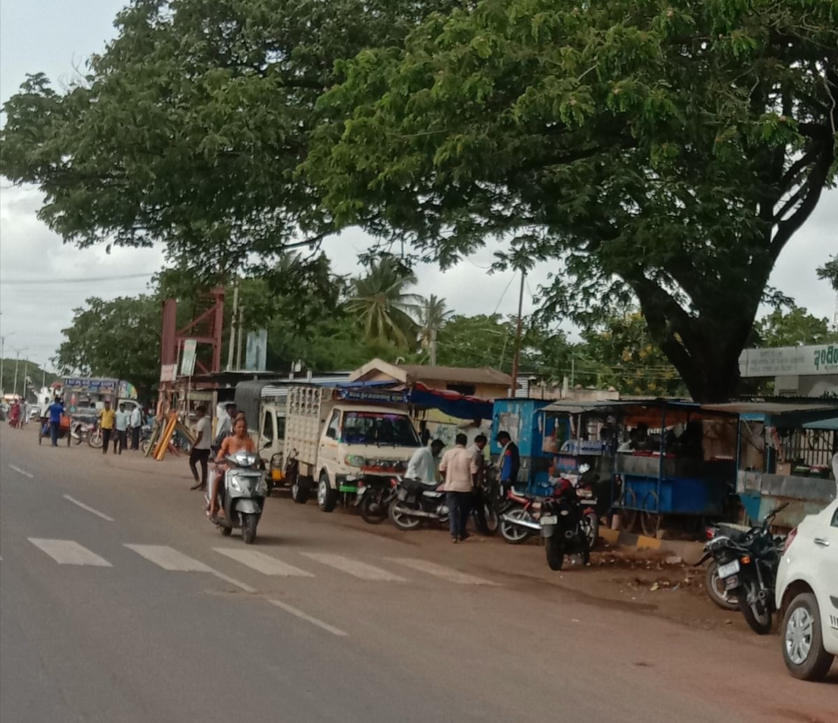 ನರಗುಂದದಲ್ಲಿ ಹುಬ್ಬಳ್ಳಿ– ವಿಜಯಪುರ ರಾಷ್ಟ್ರೀಯ ಹೆದ್ದಾರಿಯ ಫುಟ್‌ಪಾತ್‌ಗಳನ್ನೂ ಗೂಡಂಗಡಿಗಳು ಆಕ್ರಮಿಸಿಕೊಂಡಿರುವುದು