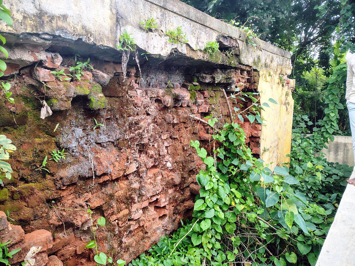 ಶಾಲೆಯ ಹಿಂಭಾಗದ ಗೋಡೆ ಕುಸಿದಿರುವುದು