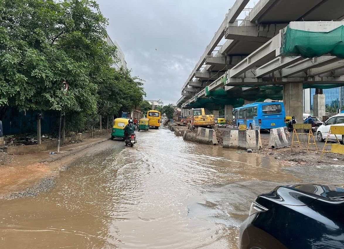 ಮಾರತ್‌ಹಳ್ಳಿಯಲ್ಲಿ ನೀರು ನಿಂತು ರಸ್ತೆಯೇ ಕಾಲುವೆಯಂತಾಗಿತ್ತು