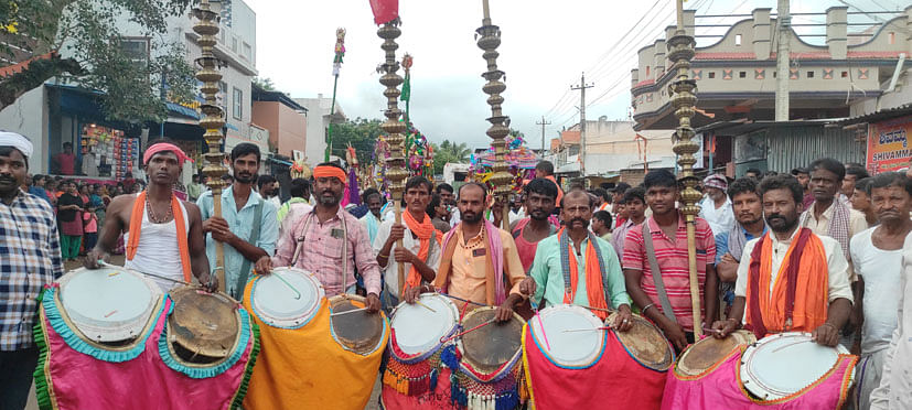 ಹರಪನಹಳ್ಳಿ ತಾಲ್ಲೂಕು ನಂದಿಬೇವೂರು ಗ್ರಾಮದಲ್ಲಿ ಮೊಹರಂ ಆಚರಣೆಯಲ್ಲಿ ಕಲಾವಿದರು ಸಮ್ಮಾಳ ಬಾರಿಸಿದರು