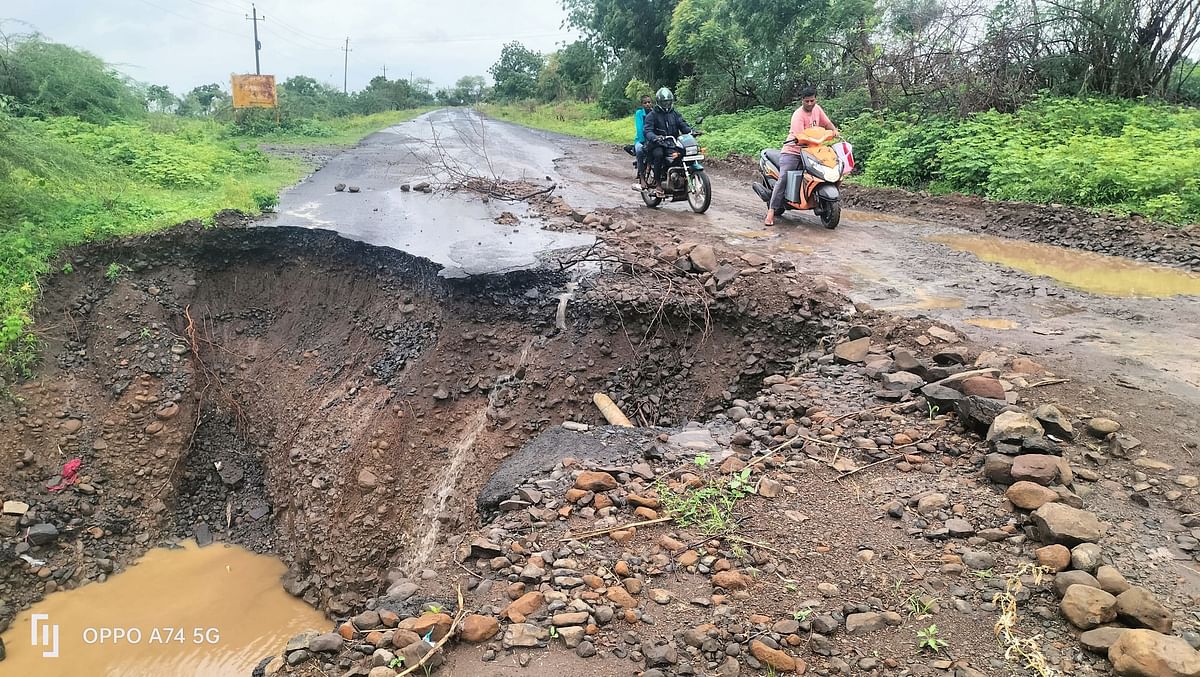 ಆಳಂದ ತಾಲ್ಲೂಕಿನ ತಡಕಲ ಸಮೀಪದಲ್ಲಿ ಮುಖ್ಯರಸ್ತೆಯು ಸಂಪೂರ್ಣವಾಗಿ ಕಿತ್ತು ಹಾಳಾದ ದೃಶ್ಯ