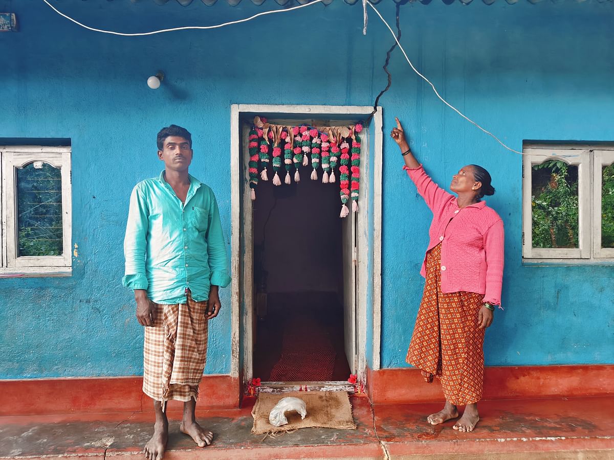 ಈ ಹಿಂದೆ ಗುಡ್ಡ ಕುಸಿತದ ವೇಳೆ ಆಗಿದ್ದ ಗೋಡೆಗಳ ಬಿರುಕು ಇನ್ನಷ್ಟು ದೊಡ್ಡದಾಗಿದೆ