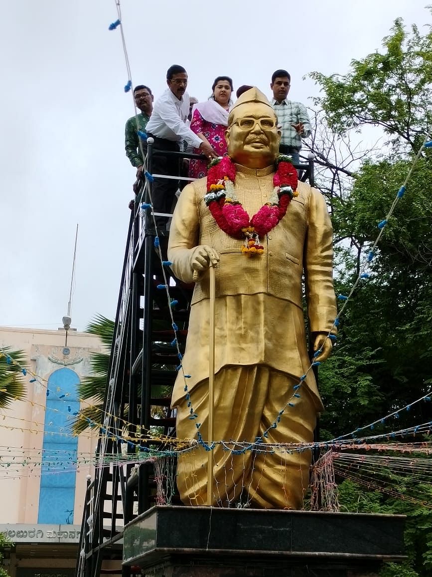 ಕಲಬುರಗಿ ನಗರದ ಟೌನ್‌ಹಾಲ್ ಆವರಣದಲ್ಲಿರುವ ಡಾ.ಬಾಬು ಜಗಜೀವನರಾಂ ಅವರ ಪ್ರತಿಮೆಗೆ ಜಿಲ್ಲಾಧಿಕಾರಿ ಬಿ.ಫೌಜಿಯಾ ತರನ್ನುಮ್ ಅವರು ಮಾಲಾರ್ಪಣೆ ಮಾಡಿ ಗೌರವ ಸಲ್ಲಿಸಿದರು