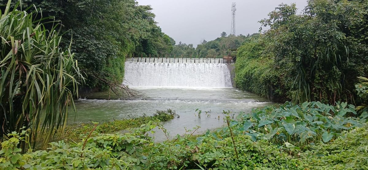 ಮಡಿಕೇರಿ ನಗರಕ್ಕೆ ನೀರು ಪೂರೈಕೆ ಮಾಡುವ ಕೂಟುಹೊಳೆಯು ಕಳೆದೊಂದು ವಾರದಿಂದ ಸುರಿದ ಮಳೆ ತುಂಬಿದ್ದು ನೀರು ಜಲಪಾತದಂತೆ ಹೊರಚೆಲ್ಲುತ್ತಿದೆ