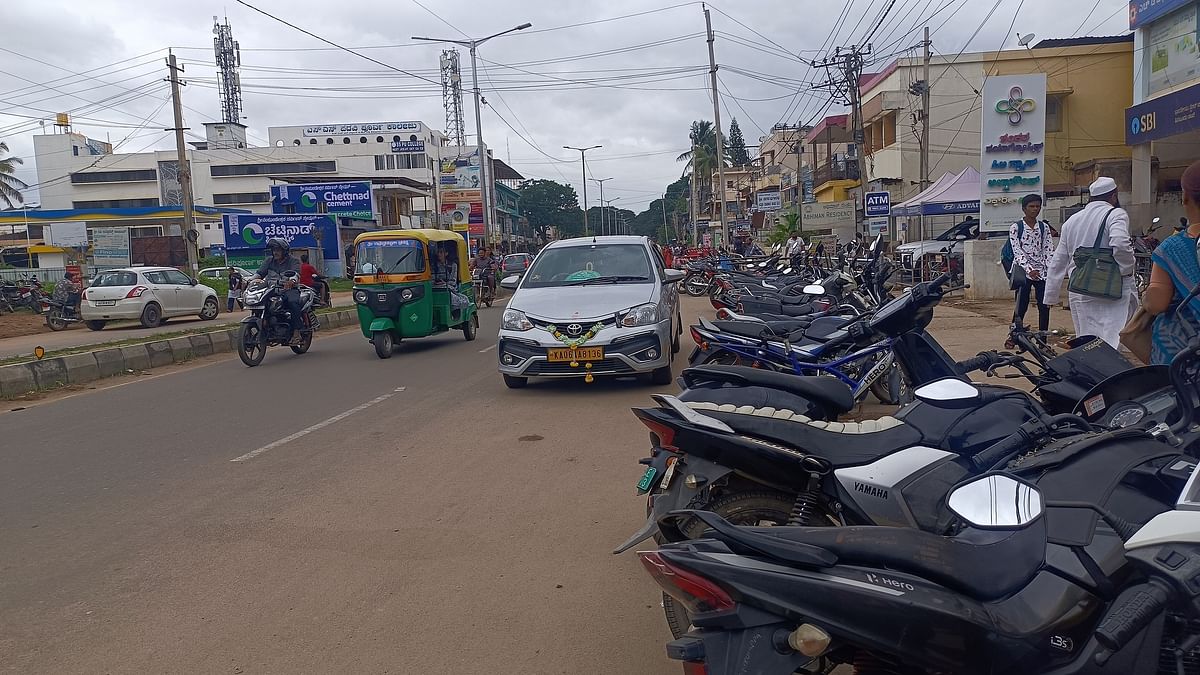 ತಿಪಟೂರಿನಲ್ಲಿ ಅಡ್ಡಾದಿಡ್ಡಿ ವಾಹನ ನಿಲುಗಡೆ