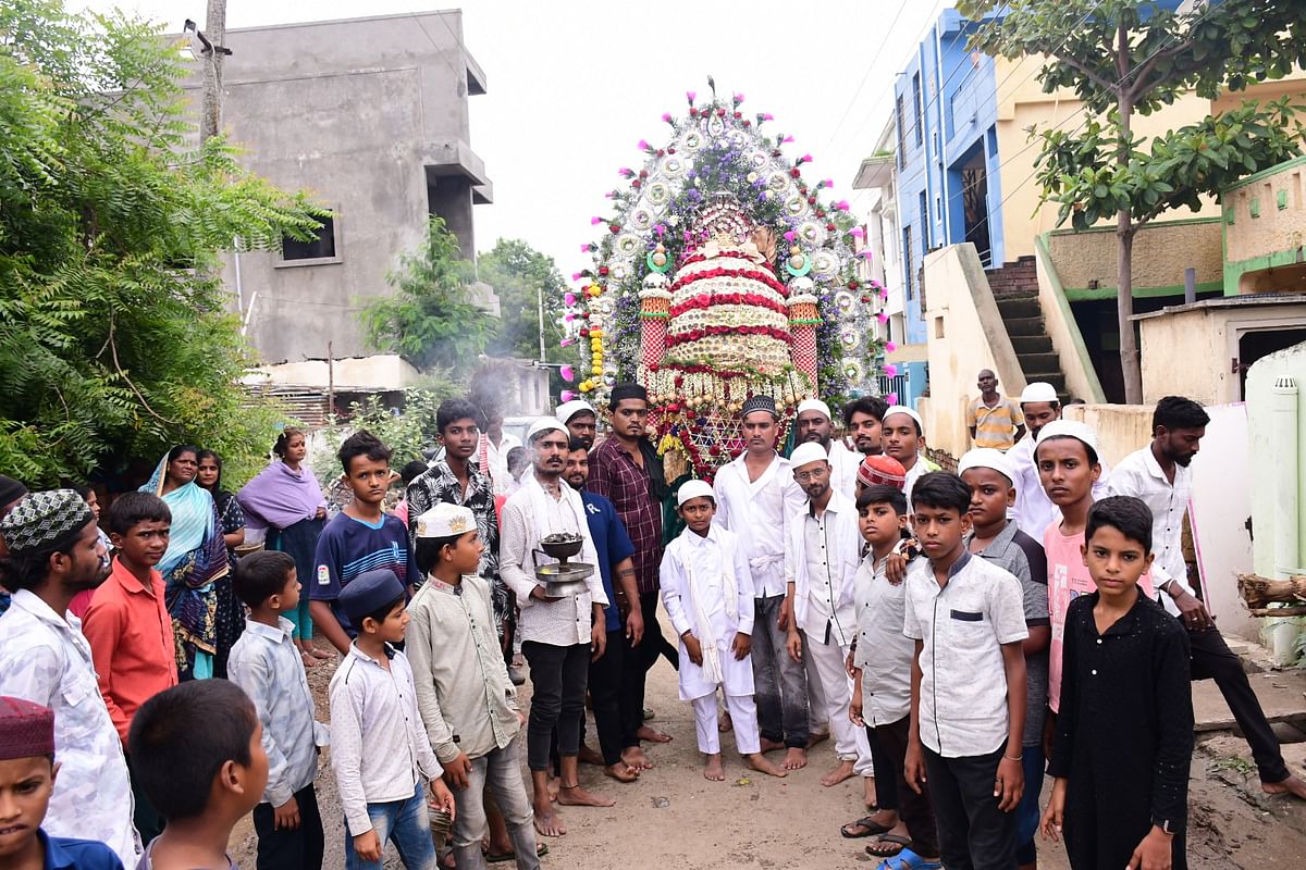 ಕಲಬುರಗಿಯ ಎಂಎಸ್‌ಕೆ ಮಿಲ್‌ ಪ್ರದೇಶದಲ್ಲಿ ಬುಧವಾರ ಮೊಹರಂ ಹಬ್ಬದ ಅಂಗವಾಗಿ ನಡೆದ ಅಲಾಯಿ ಪೀರಾ ದೇವರುಗಳ ಮೆರವಣಿಗೆ