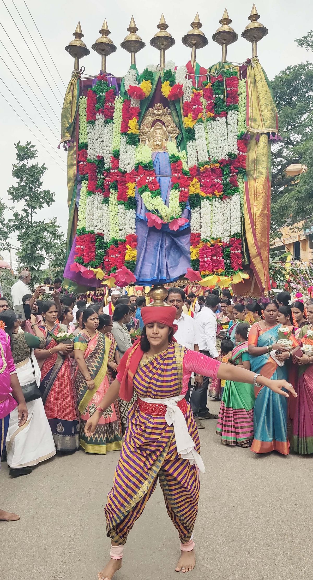 ಮೆರವಣಿಗೆಯಲ್ಲಿ ಮಹಿಳಾ ಕಲಾವಿದೆ ತಲೆ ಮೇಲೆ ಪಠ ಹೊತ್ತು ಕುಣಿದರು