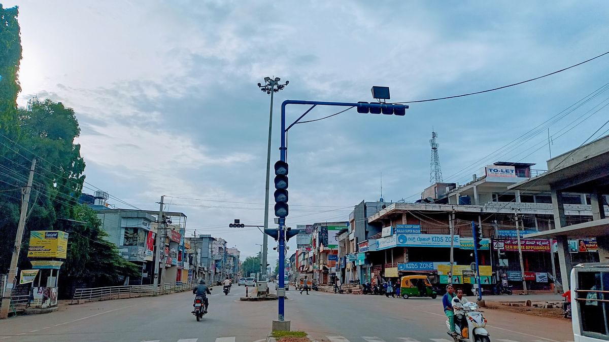 ತಿಪಟೂರಿನಲ್ಲಿ ವರ್ಷ ಕಳೆದರೂ ಬೆಳಕು ಕಾಣದ ಸಂಚಾರ ದೀಪ