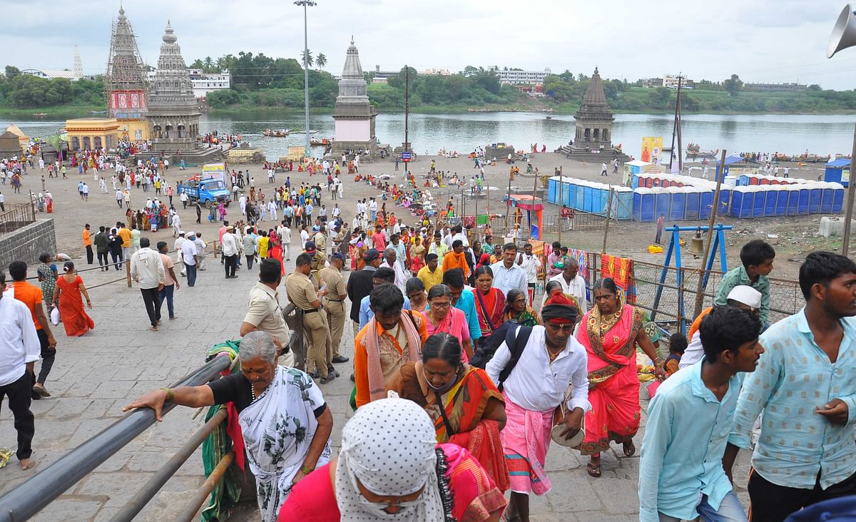 ಪಂಢರಪುರದಲ್ಲಿ ಹರಿಯುವ ಚಂದ್ರಭಾಗ ನದಿಯಲ್ಲಿ ಸ್ನಾನ ಮಾಡಿ ವಿಠಲನ ದರ್ಶನಕ್ಕೆ ತೆರಳುತ್ತಿರುವ ಭಕ್ತರು– ಪ್ರಜಾವಾಣಿ ಚಿತ್ರ