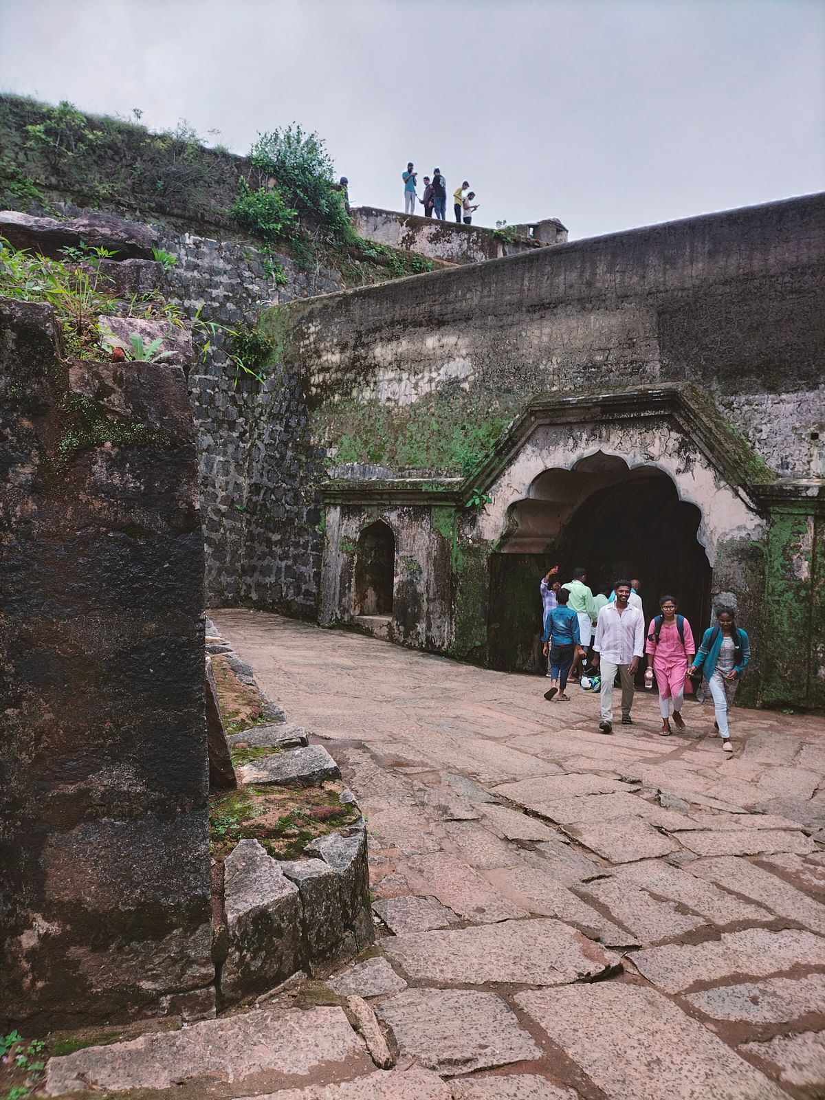 ಸಕಲೇಶಪುರ ತಾಲ್ಲೂಕಿನ ಮಂಜರಾಬಾದ್‌ ಕೋಟೆಗೆ ಭೇಟಿ ನೀಡಿರುವ ಪ್ರವಾಸಿಗರು.