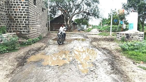 ಲೋಣಿ ಬಿ.ಕೆ.  ಗ್ರಾಮದ ಬಡವಾಣೆಯ ರಸ್ತೆಯೊಂದರಲ್ಲಿ ಹರಿಯುತ್ತಿರುವ ಚರಂಡಿ ನೀರಿನಲ್ಲೇ ಬೈಕ್‌ ಸವಾರನ ಪ್ರಯಾಣ