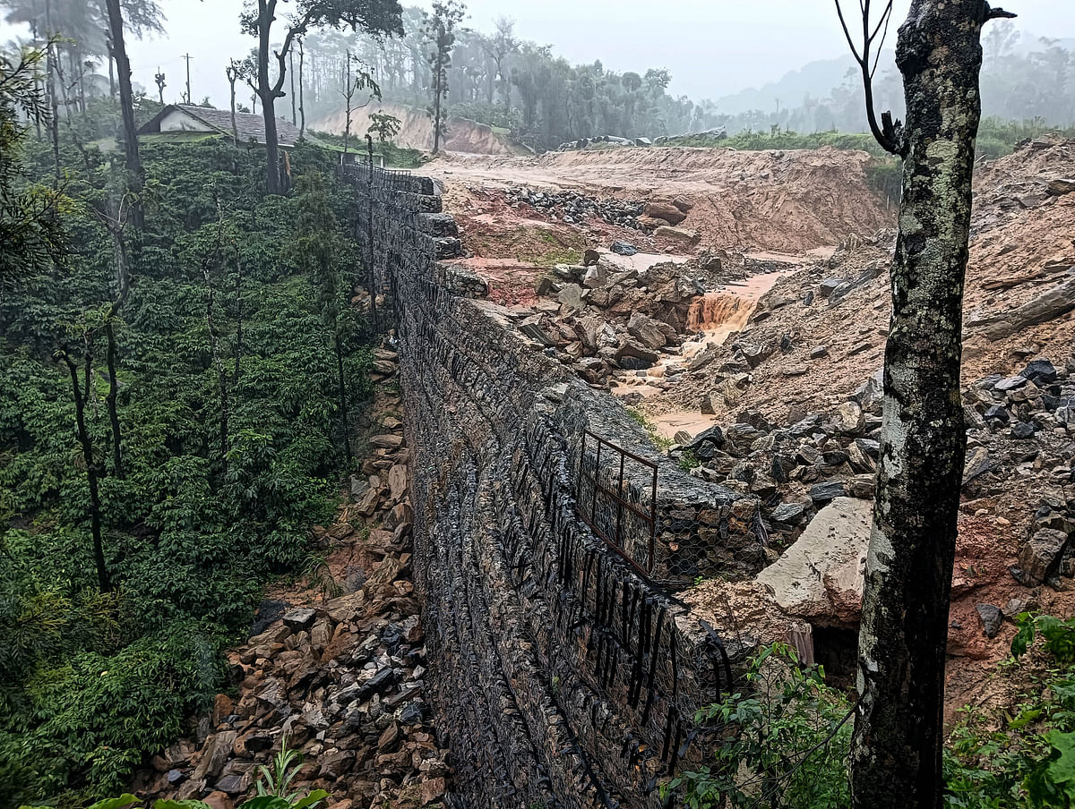 ಭಾರಿ ಮಳೆಯಿಂದಾಗಿ ದೋಣಿಗಾಲ್‌ ಬಳಿ ಬೆಂಗಳೂರು–ಮಂಗಳೂರು ರಾಷ್ಟ್ರೀಯ ಹೆದ್ದಾರಿ ಚತುಷ್ಪಥಕ್ಕೆ ನಿರ್ಮಾಣ ಮಾಡಿರುವ ತಡೆಗೋಡೆ ಕೆಸಗಾನಹಳ್ಳಿ ಬಳಿ ಕುಸಿದಿದೆ. ಪ್ರಜಾವಾಣಿ ಚಿತ್ರ/ಜಾನೇಕೆರೆ ಆರ್. ಪರಮೇಶ್‌ 