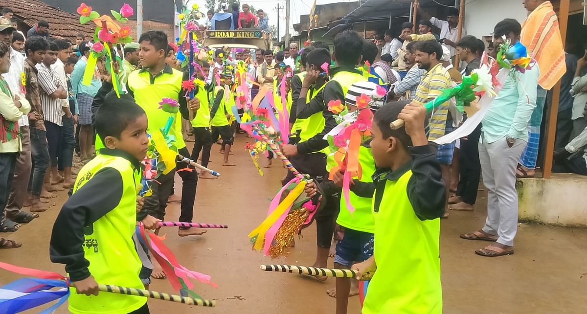 ಕುನ್ನೂರ ಗ್ರಾಮದಲ್ಲಿ ಬುಧವಾರ ಅತ್ಯಂತ ವಿಜೃಂಭಣೆಯಿಂದ ಮೊಹರಂ ಕೊನೆಯ ದಿನ ಮಕ್ಕಳಿಂದ ಕೋಲಾಟ ನೃತ್ಯ ನೋಡುಗರ ಗಮನ ಸೆಳೆದರು