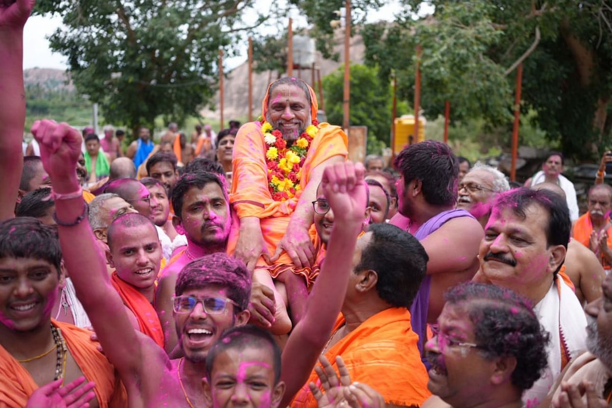 ಗಂಗಾವತಿ ತಾಲ್ಲೂಕಿನ ನವವೃಂದಾವನ ಗಡ್ಡೆಯಲ್ಲಿ ರಾಯರ ಮಠದ ಸ್ವಾಮೀಜಿ ಭಕ್ತರೊಂದಿಗೆ ಸಂಭ್ರಮಾಚರಣೆ ಮಾಡಿದ ಕ್ಷಣ