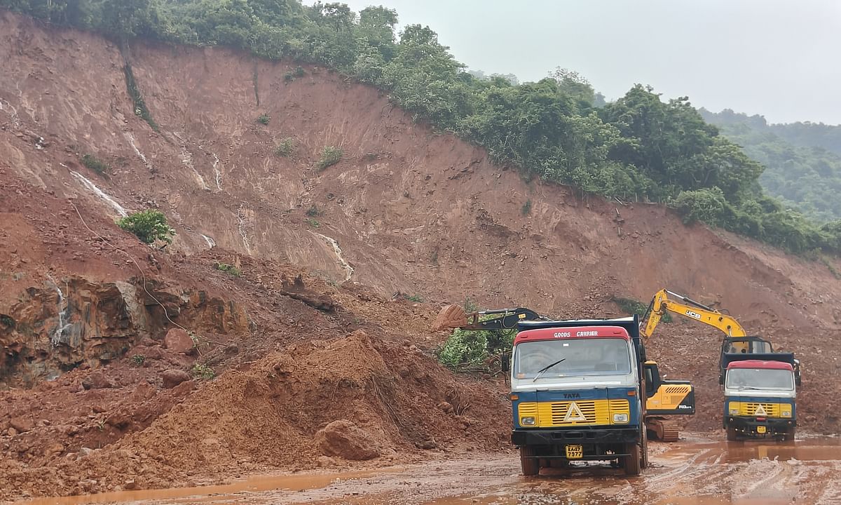 ಅಂಕೋಲಾ ತಾಲ್ಲೂಕಿನ ಶಿರೂರಿನಲ್ಲಿ ಗುಡ್ಡ ಕುಸಿದ ಸ್ಥಳದಲ್ಲಿ ಬುಧವಾರ ಮಣ್ಣು ತೆರವು ಕಾರ್ಯಾಚರಣೆ ನಡೆಯಿತು.
–ಪ್ರಜಾವಾಣಿ ಚಿತ್ರ/ಗಣಪತಿ ಹೆಗಡೆ