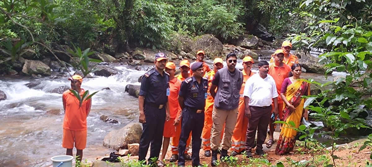 ಕೊಡಗು ಜಿಲ್ಲೆಯಲ್ಲಿ ಹೆಚ್ಚಿನ ಮಳೆ ಸುರಿದರೆ ಭೂಕುಸಿತ ಸಂಭವಿಸಬಹುದಾದ ಪ್ರದೇಶಗಳಿಗೆ ರಾಷ್ಟ್ರೀಯ ವಿಪತ್ತು ನಿರ್ವಹಣಾ ಪಡೆಯ ಯೋಧರು ಶುಕ್ರವಾರ ಭೇಟಿ ನೀಡಿ ಪರಿಶೀಲನೆ ನಡೆಸಿದರು