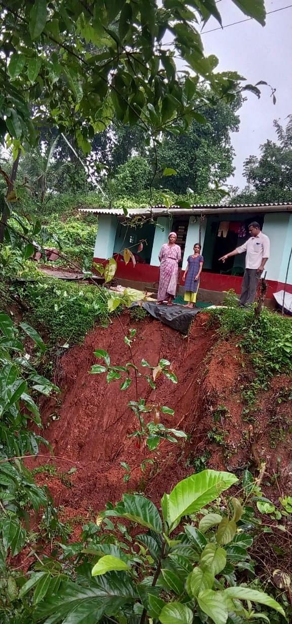 ಮಡಿಕೇರಿ ತಾಲೂಕು ಸಂಪಾಜೆ ಹೋಬಳಿ ಸಂಪಾಜೆ ಗ್ರಾಮದ ಬಂಡನ ಸರೋಜನಿ ಎಂಬುವರ ಮನೆ ಸಮೀಪ ಹೆಚ್ಚಿನ ಮಳೆಯಿಂದ ಮಣ್ಣು ಕುಸಿದಿರುವುದು.