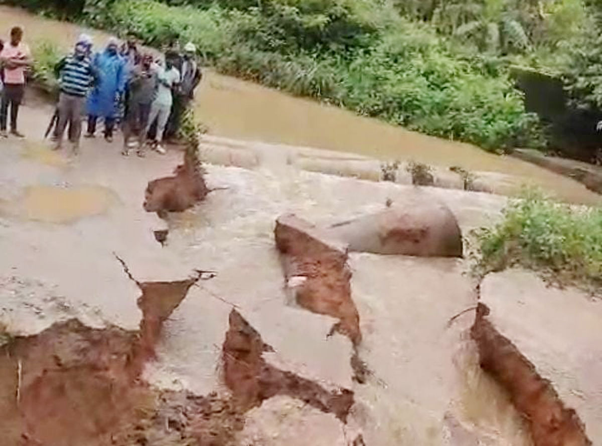 ಮೂಡಿಗೆರೆ ತಾಲ್ಲೂಕಿನ ನಂದೀಪುರದ ಬೊಮ್ಮೇನಹಳ್ಳಿಯಲ್ಲಿ ನಿರ್ಮಿಸಿದ್ದ ತಾತ್ಕಾಲಿಕ ಸೇತುವೆಯು ಕೊಚ್ಚಿ ಹೋಗಿದೆ