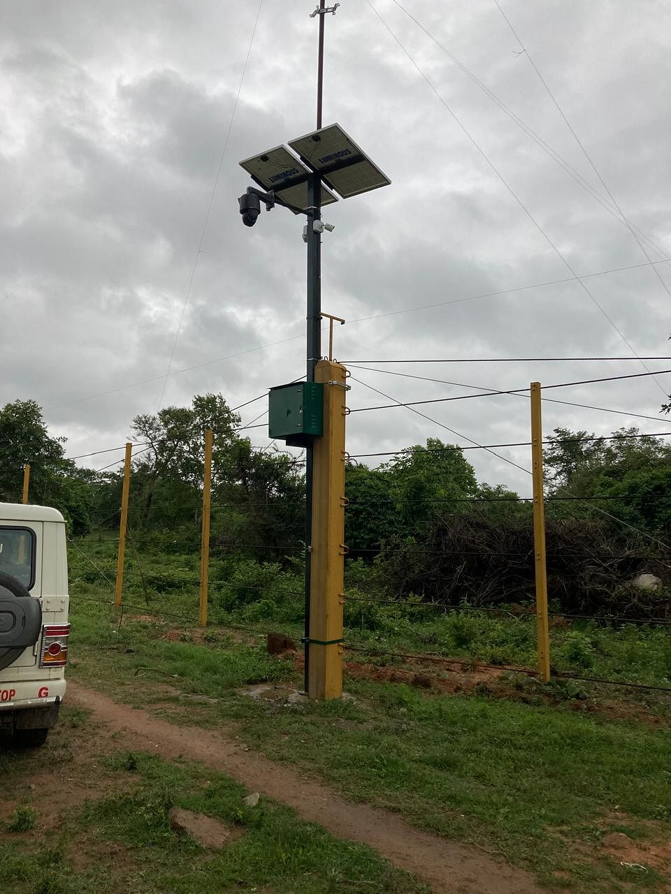 ತಮಿಳುನಾಡಿನ ಜವಳಗೆರೆಯಲ್ಲಿ ಆನೆಗಳು ಕಾಡಿನಿಂದ ನಾಡಿಗೆ ಬರುವುದನ್ನು ತಡೆಯುವ ಸಲುವಾಗಿ ಅಳವಡಿಸಿರುವ ಸೋಲಾರ್‌ ತಂತಿ ಮತ್ತು ಕ್ಯಾಮೆರಾ