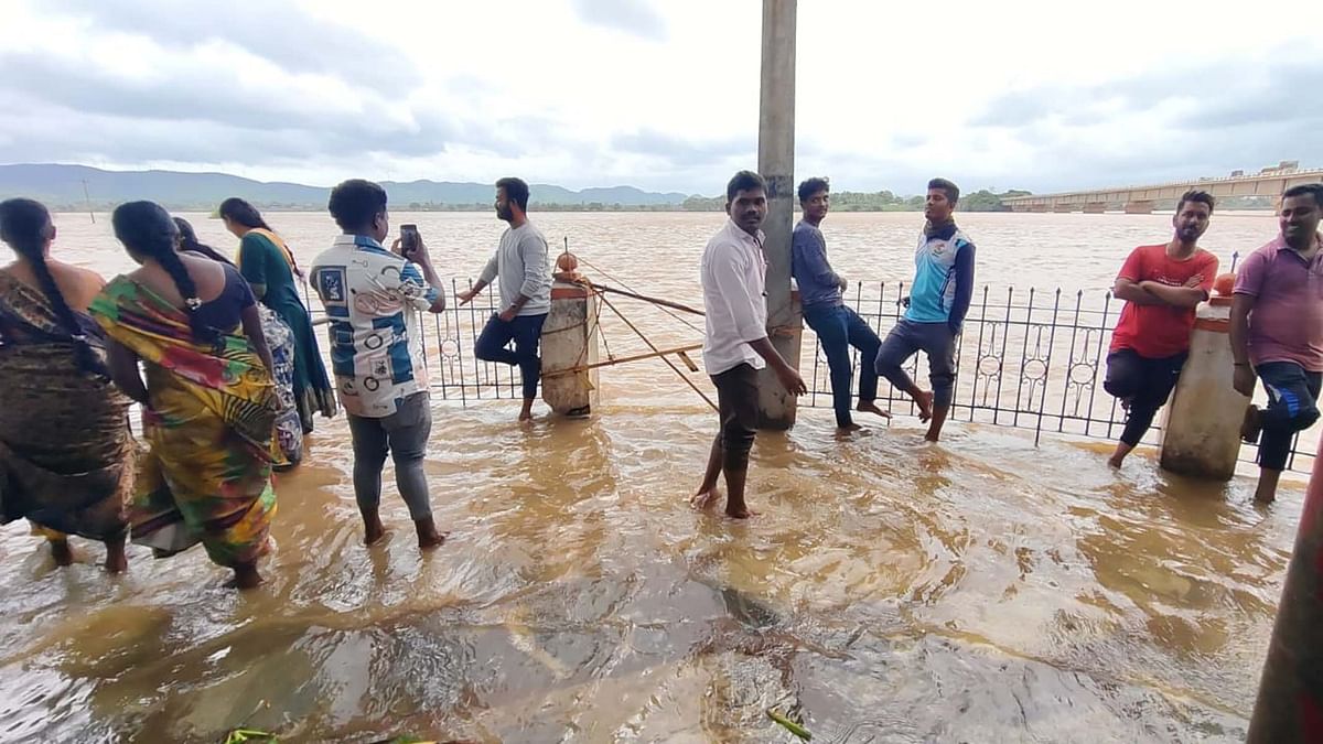 ಹೂವಿನಹಡಗಲಿ ತಾಲ್ಲೂಕು ಮದಲಗಟ್ಟಿಯಲ್ಲಿ ಜಲಾವೃತಗೊಂಡಿರುವ ಆಂಜನೇಯ ದೇವಸ್ಥಾನದ ಮುಂದೆ ನಿಂತು ಜನರು ಪೋಟೋ ತೆಗೆಸಿಕೊಳ್ಳುತ್ತಿರುವುದು.