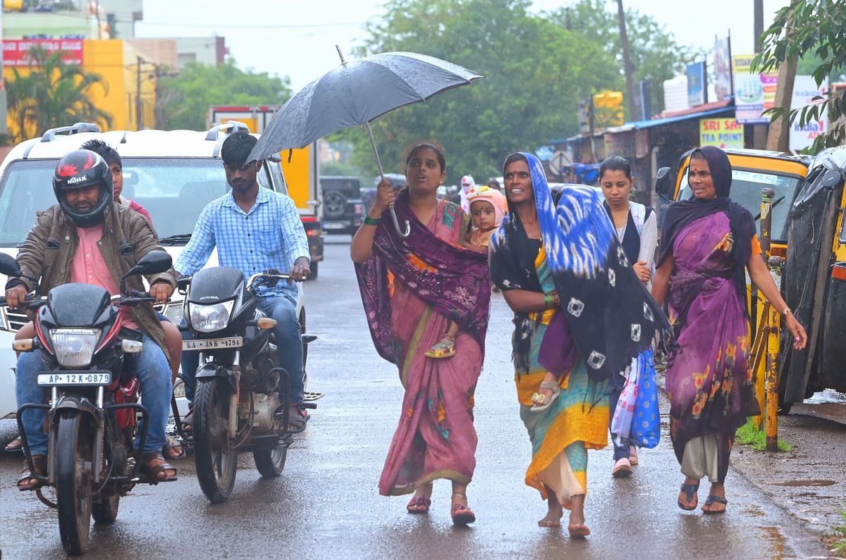 ಸುರಿವ ಮಳೆಯಲ್ಲೇ ಬೀದರ್‌ನಲ್ಲಿ ಶನಿವಾರ ಕೆಲ ಮಹಿಳೆಯರು ಕೊಡೆ ಹಿಡಿದುಕೊಂಡು ಹೆಜ್ಜೆ ಹಾಕಿದರೆ ಕೆಲವರು ನೆನೆದುಕೊಂಡೇ ಹೋದರು