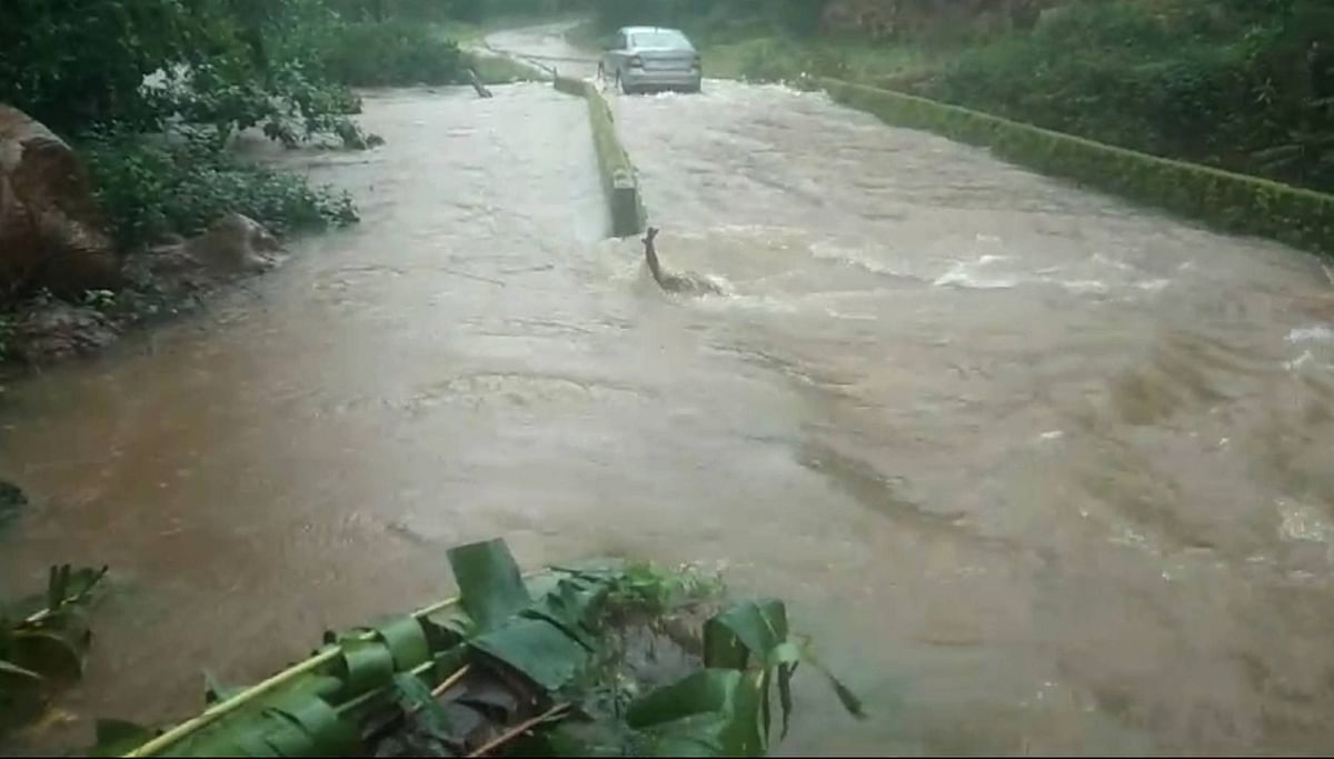 ಸೋಮವಾರಪೇಟೆ ತಾಲ್ಲೂಕಿನ ಹಂಚಿನಳ್ಳಿ ಗ್ರಾಮದಲ್ಲಿ ಕೊಲ್ಲಿಯ ನೀರು ರಸ್ತೆಯನ್ನಾಕ್ರಮಿಸಿ ಹರಿಯುತ್ತಿದೆ.