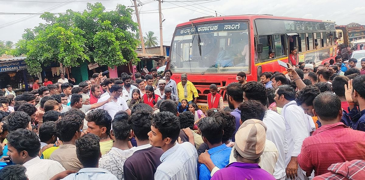 ಬನ್ನಿಹಟ್ಟಿ ಗ್ರಾಮದಲ್ಲಿ ಶಾಲಾ ಕಾಲೇಜು ವಿದ್ಯಾರ್ಥಿಗಳು ಪ್ರತ್ಯೇಕ ಸಾರಿಗೆ ಬಸ್ ಕಲ್ಪಿಸುವಂತೆ ಒತ್ತಾಯಿಸಿ ಬುಧವಾರ ಬಸ್‍ಗಳನ್ನು ತಡೆದು ಸಾಂಕೇತಿಕವಾಗಿ ಪ್ರತಿಭಟನೆ ನಡೆಸಿದರು