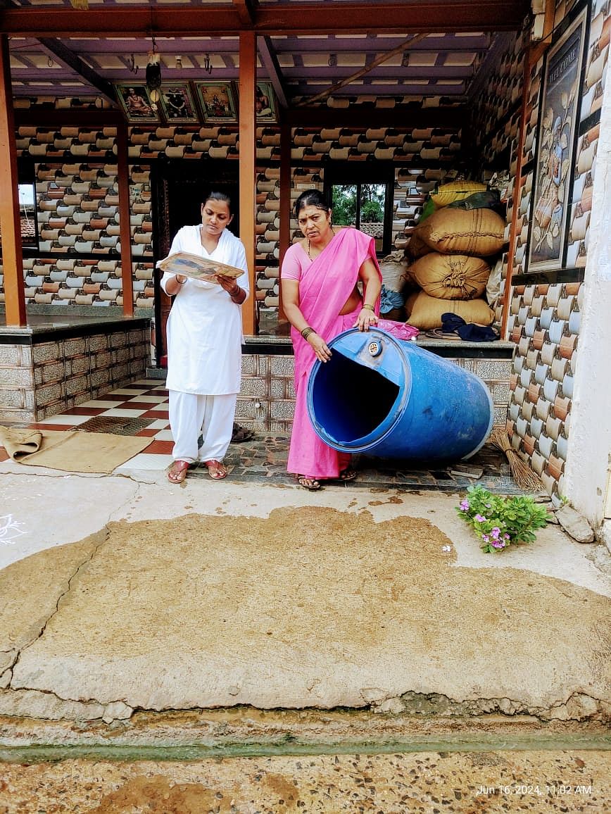 ಆರೋಗ್ಯ ಸಿಬ್ಬಂದಿ ಲಾರ್ವಾ ಸಮೀಕ್ಷೆ ಮಾಡುತ್ತಿರುವುದು