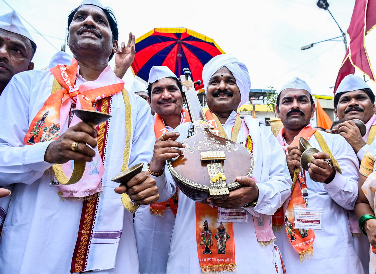 ವಿಠ್ಠಲನ ಆರಾಧಿಸುತ್ತಿರುವ ಸಂತರು.