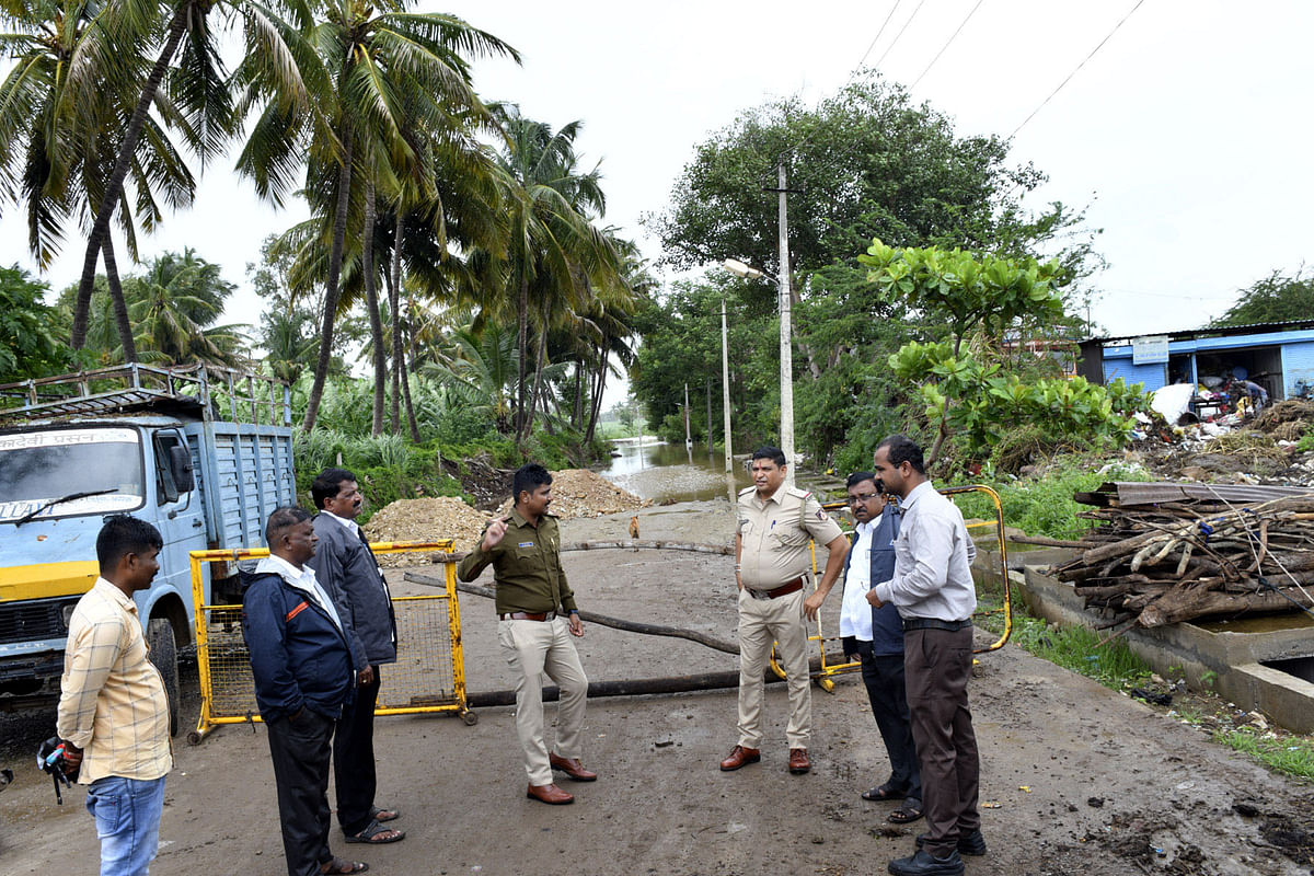 ಗೋಕಾಕ ನಗರದ ಹಳೆಯ ದನಗಳ ಪೇಟೆಗೆ ಘಟಪ್ರಭೆಯ ಪ್ರವಾಹದ ನೀರು ನುಗ್ಗುತ್ತಿರುವ ಹಿನ್ನೆಲೆ ಅಲ್ಲಿ ಸಂಚಾರವನ್ನು ನಿರ್ಬಂಧಿಸಿ ಪೊಲೀಸರು ಮತ್ತು ತಾಲ್ಲೂಕು ಆಡಳಿತ ಅಧಿಕಾರಿಗಳು ಭೇಟಿ ನೀಡಿ ಬ್ಯಾರಿಕೇಡ್‌ಗಳನ್ನು ಅಳವಡಿಸಿದರು