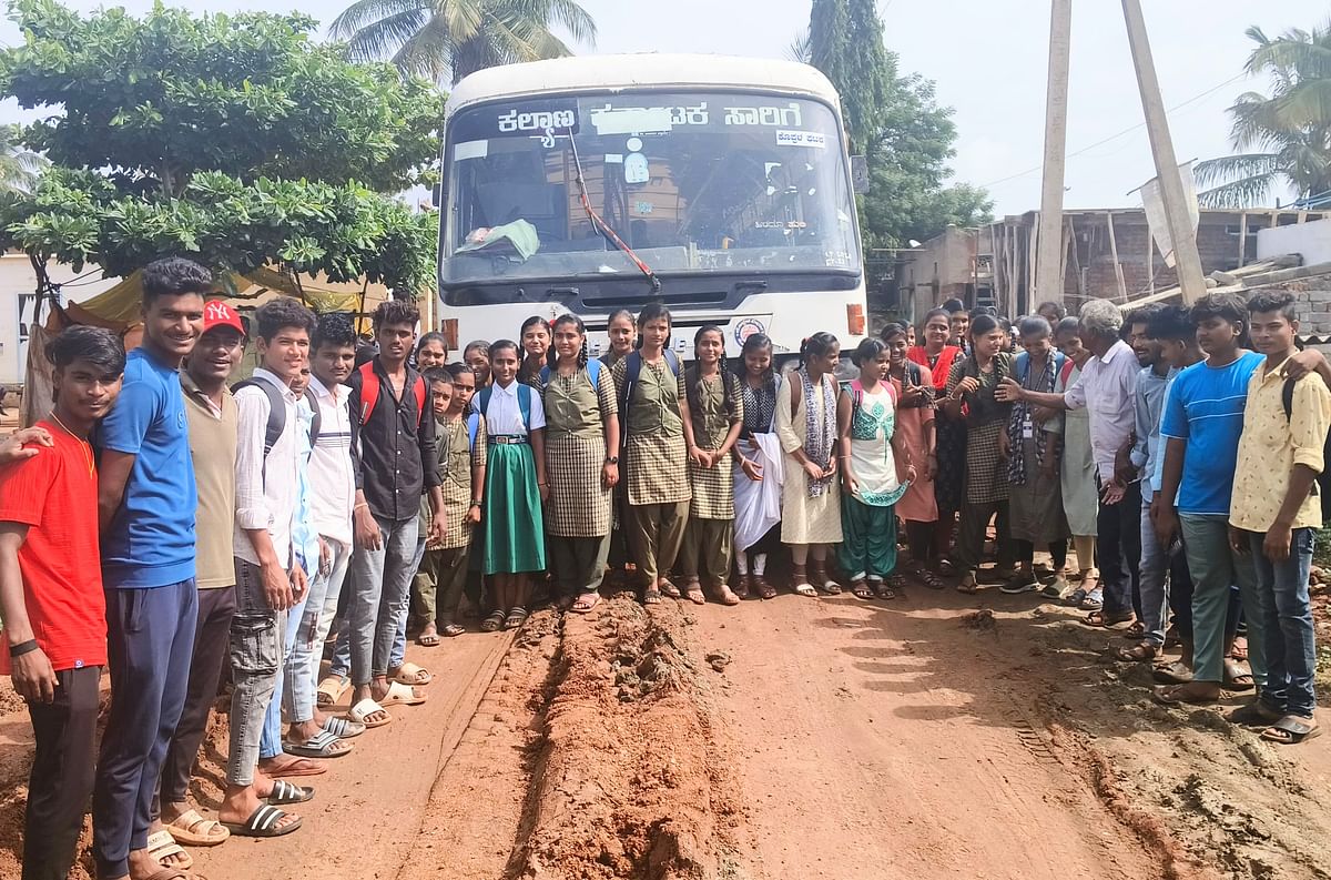 ರಸ್ತೆ ಸರಿಪಡಿಸುವಂತೆ ಶಾಲಾ ಕಾಲೇಜು ವಿದ್ಯಾರ್ಥಿಗಳು ಹಾಗೂ ಯುವಕರು ಆಗ್ರಹಿಸಿದರು