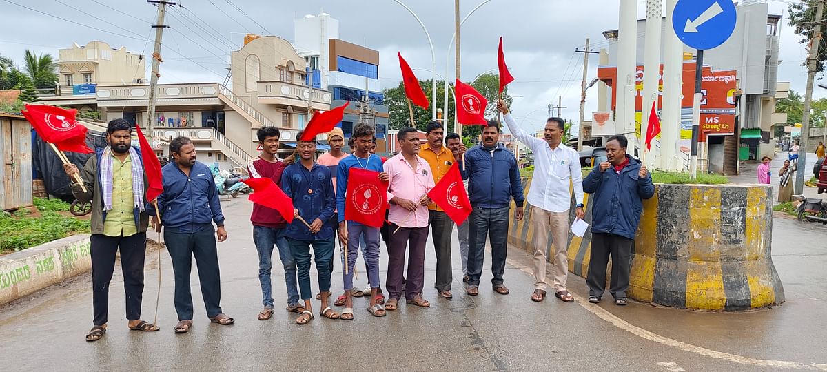 ಅಗಸನಕಲ್ಲು - ಚೇಳುಗುಡ್ಡ ರಸ್ತೆಯ ರಾಜ ಕಾಲುವೆಗೆ ತಡೆಗೋಡೆ ನಿರ್ಮಿಸಬೇಕೆಂದು ಆಗ್ರಹಿಸಿ ಚಿತ್ರದುರ್ಗ ನಗರದ ಕನಕ ವೃತ್ತದಲ್ಲಿ ಮಂಗಳವಾರ ರಾಜ್ಯ ಕಟ್ಟಡ ಹಾಗೂ ಇತರೆ ನಿರ್ಮಾಣ ಕಾರ್ಮಿಕರ ಕ್ಷೇಮಾಭಿವೃದ್ಧಿ ಸಂಘದ ಜಿಲ್ಲಾ ಘಟಕದ ಪ್ರತಿಭಟನೆ ನಡೆಸಿತು. ರಾಜ್ಯ ಪ್ರಧಾನ ಕಾರ್ಯದರ್ಶಿ ವೈ.ಕುಮಾರ್‌ ಇದ್ದರು.