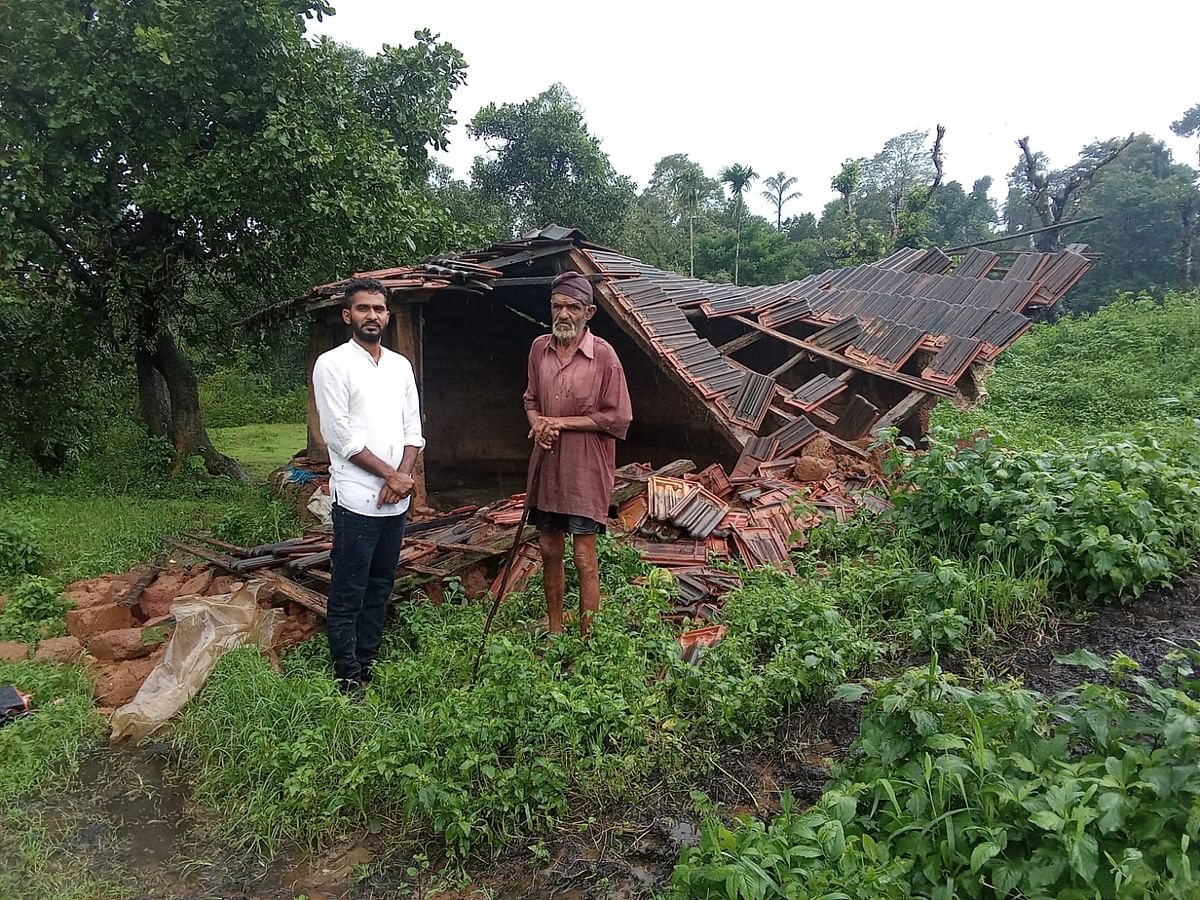 ಹೆತ್ತೂರು ಹೋಬಳಿಯ ಕಿರ್ಕಳ್ಳಿ ಗ್ರಾಮದಲ್ಲಿ ತಮ್ಮೇಗೌಡರ ದನದ ಕೊಟ್ಟಿಗೆ ಬುಧವಾರ ತಡರಾತ್ರಿ ಸಂಪೂರ್ಣ ಕುಸಿದಿದೆ.