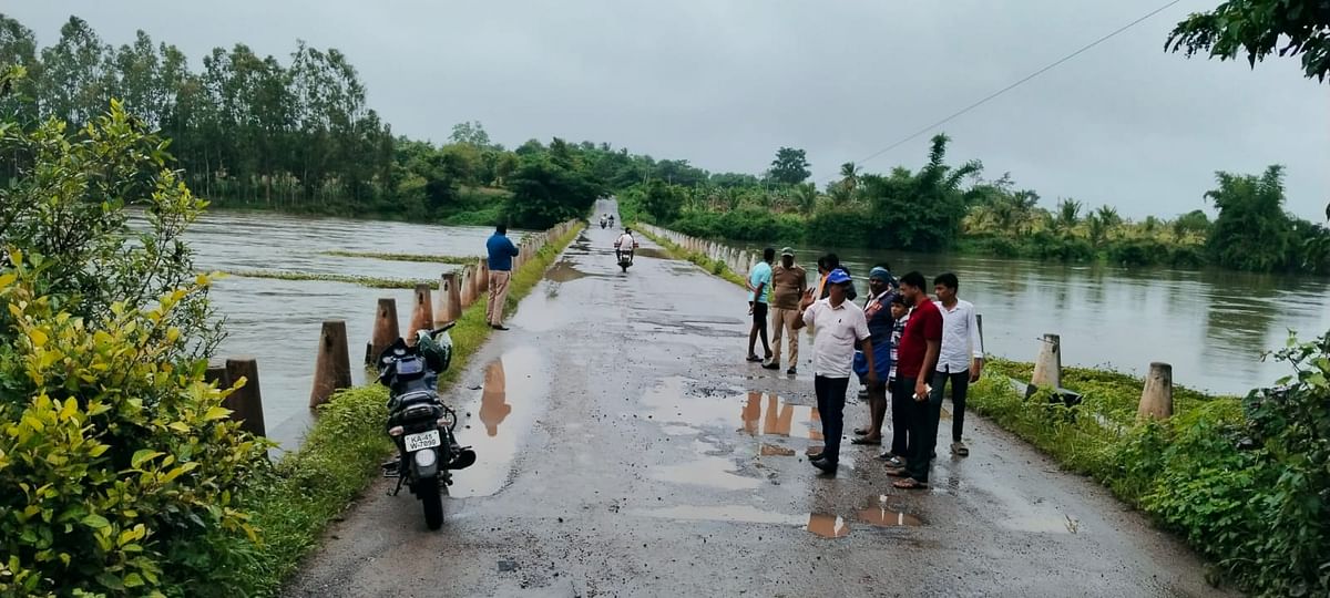 ಹಂಪಾಪುರ ಸಮೀಪದ ಮಾದಾಪುರ ಬೆಳತ್ತೂರು ಸಂಪರ್ಕ ಸೇತುವೆ ಮುಳುಗಡೆ ಹಂತ ತಲುಪಿದೆ