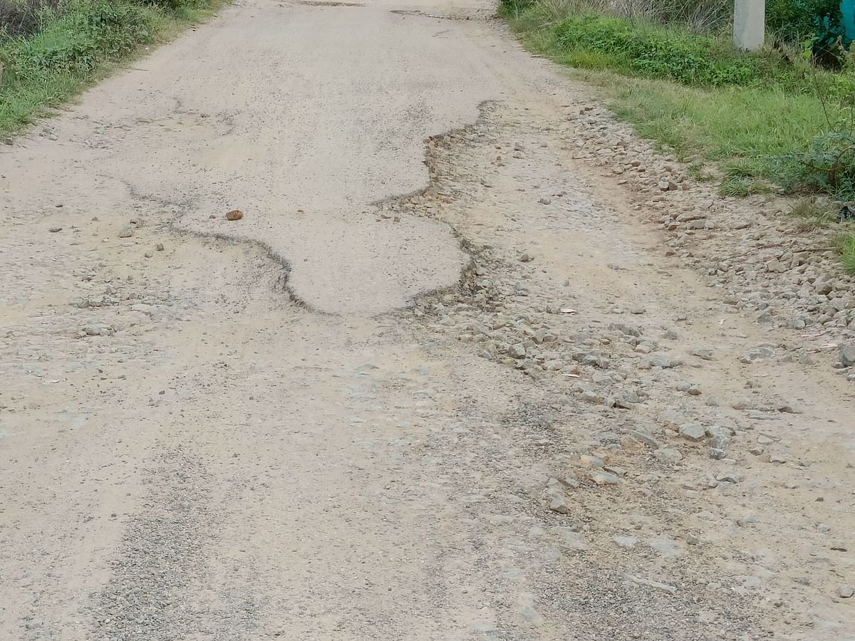 ಅಳ್ಳಕೊಳ್ಳಗಳಿಂದ ಕೂಡಿರುವ ರಸ್ತೆ 