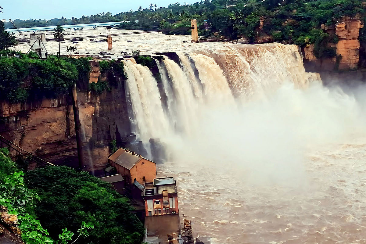 ಗೋಕಾಕ ಸಮೀಪದ ಗೋಕಾಕ ಜಲಪಾತ ಗುರುವಾರ ಸಂಜೆ ಮೈದುಂಬಿ 187 ಅಡಿ ಆಳಕ್ಕೆ ಧುಮ್ಮಿಕ್ಕಿ ನೋಡುಗರ ಮೈ-ಮನ ಸೆಳೆಯಿತು