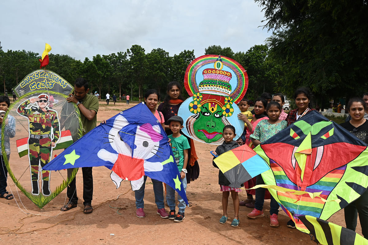 ಗಾಳಿಪಟ ಉತ್ಸವದಲ್ಲಿ ಭಾಗವಹಿಸಿದ್ದ ಸ್ಪರ್ಧಿಗಳು ರಂಗು–ರಂಗಿನ ಗಾಳಿಪಟಗಳನ್ನು ಪ್ರದರ್ಶಿಸಿದರು –ಪ್ರಜಾವಾಣಿ ಚಿತ್ರ