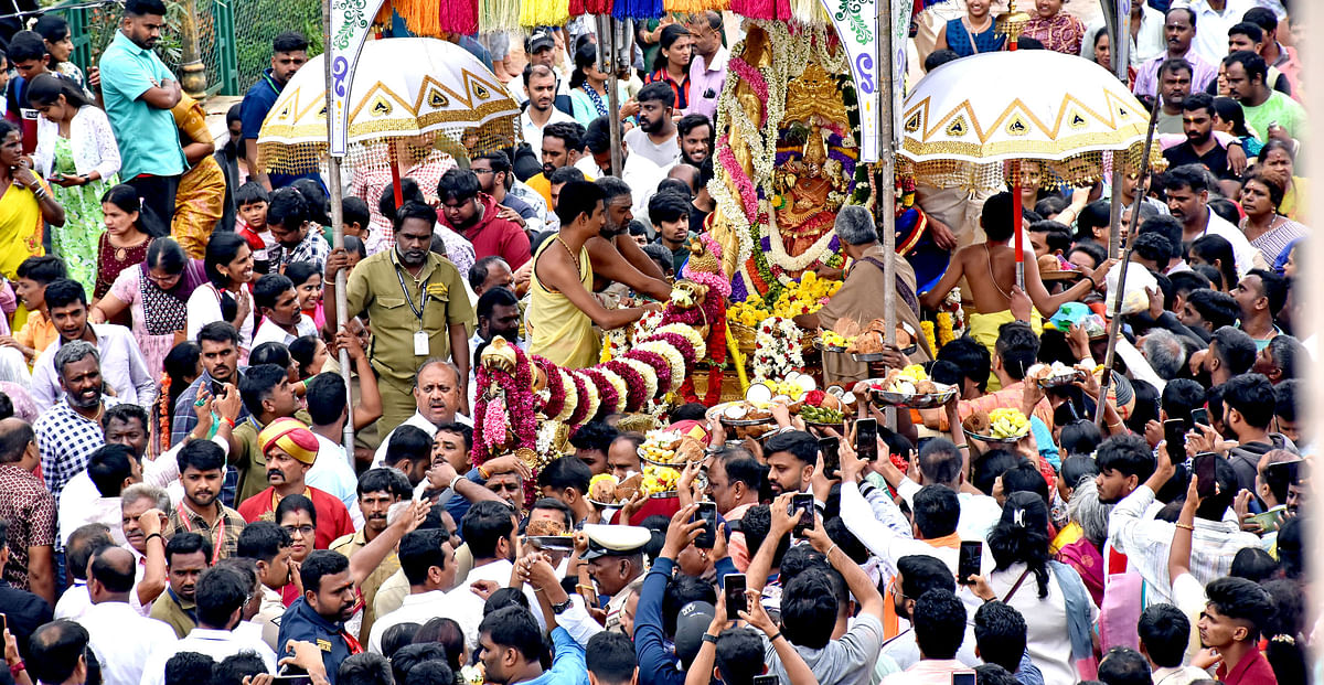 ಚಾಮುಂಡೇಶ್ವರಿಯ ಚಿನ್ನದ ಪಲ್ಲಕ್ಕಿ ಮೆರವಣಿಗೆಯಲ್ಲಿ ಪಾಲ್ಗೊಂಡ ಭಕ್ತರು