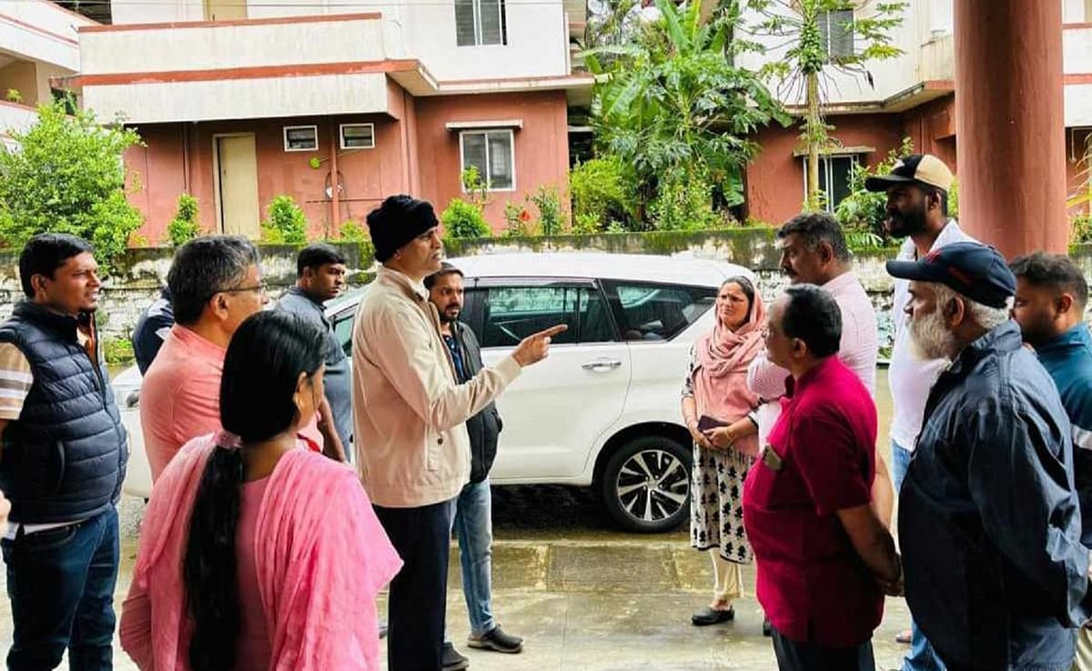 ವಿರಾಜಪೇಟೆ ಸಮೀಪದ ಆರ್ಜಿಯಲ್ಲಿರುವ ಮೊರಾರ್ಜಿ ದೇಸಾಯಿ ವಸತಿ ಶಾಲೆಗೆ ಶಾಸಕ ಎ.ಎಸ್.ಪೊನ್ನಣ್ಣ ಅವರು ಭೇಟಿ ನೀಡಿ ಪರಿಶೀಲನೆ ನಡೆಸಿದರು