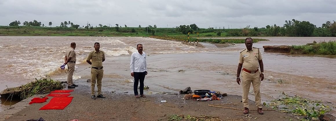 ಚಿಕ್ಕೋಡಿ ತಾಲ್ಲೂಕಿನ ಮಾಂಜರಿ ಬಳಿ ಉಕ್ಕಿ ಹರಿಯುತ್ತಿರುವ ಕೃಷ್ಣಾ ನದಿ ಬಳಿ ಜನರು ಹೋಗದಂತೆ ತಡೆಯಲು ಪೊಲೀಸರನ್ನು ನಿಯೋಜಿಸಿರುವುದು–ಪ್ರಜಾವಾಣಿ ಚಿತ್ರ: ಚಂದ್ರಶೇಖರ ಚಿನಕೇಕರ