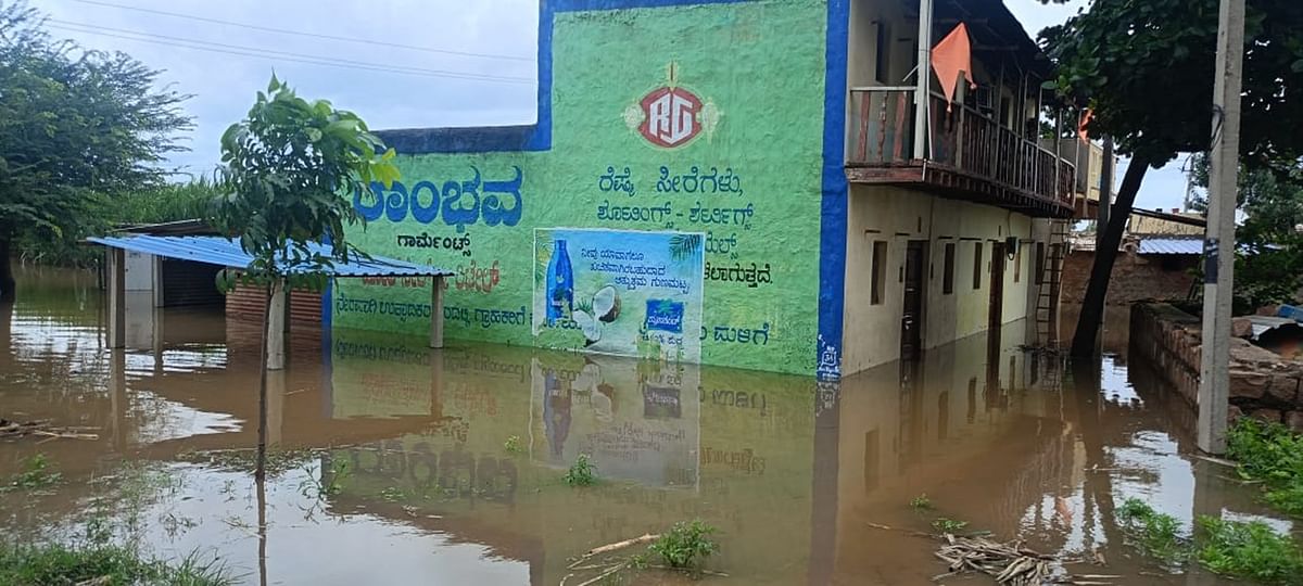 ಮುಧೋಳ ತಾಲ್ಲೂಕಿನ ಮಿರ್ಜಿ ಗ್ರಾಮದಲ್ಲಿ ಘಟಪ್ರಭಾ ನದಿ ನೀರು ನುಗ್ಗಿರುವುದು