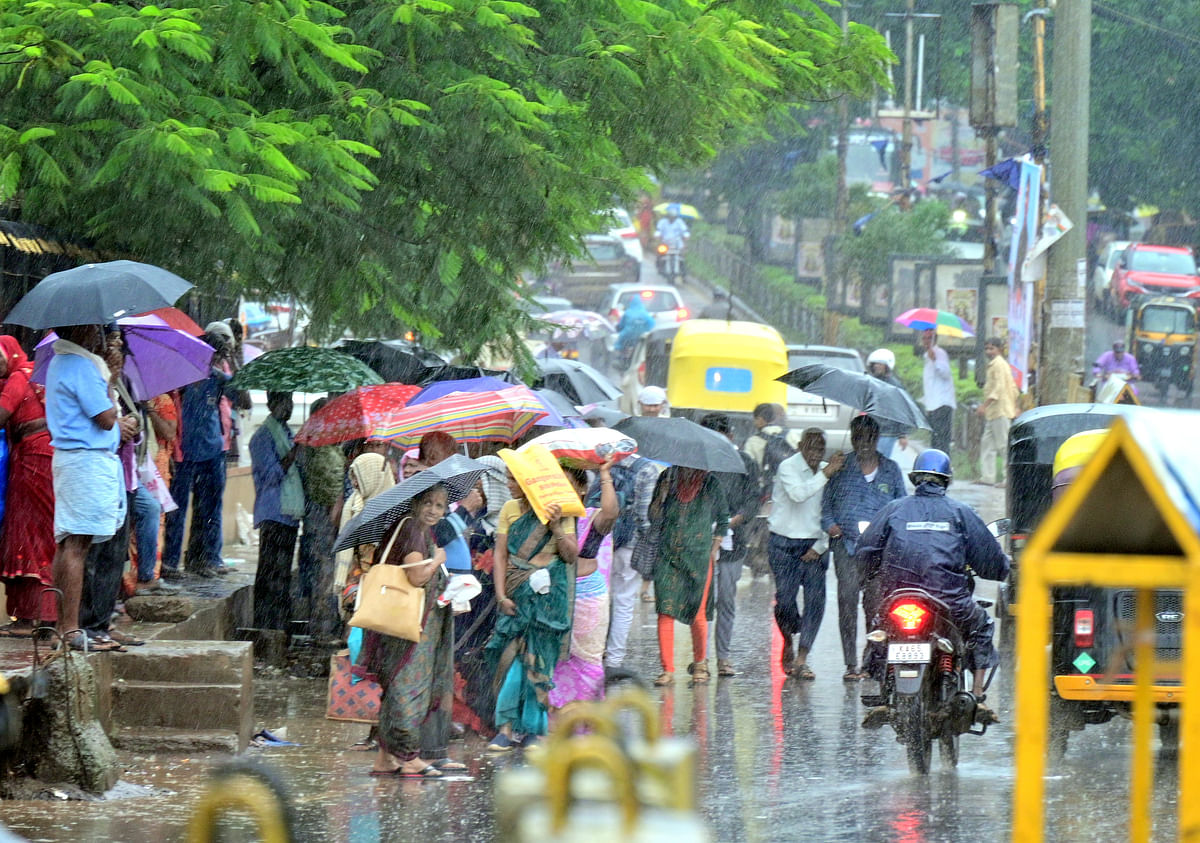 ಹುಬ್ಬಳ್ಳಿ ರಾಣಿ ಚನ್ನಮ್ಮ ವೃತ್ತದ ಬಳಿ ಶುಕ್ರವಾರ ಸುರಿದ ಮಳೆಯಲ್ಲೇ ಬಸ್‌ಗಾಗಿ ಕಾಯುತ್ತಿದ್ದ ಜನ ಪ್ರಜಾವಾಣಿ ಚಿತ್ರ–ಗೋವಿಂದರಾಜ ಜವಳಿ 