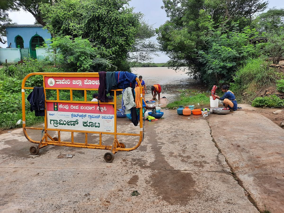 ಹಾವೇರಿ ತಾಲ್ಲೂಕಿನ ನಾಗನೂರು ಬಳಿ ವರದಾ ನದಿ ನೀರಿನಲ್ಲಿ ಇಳಿದಂತೆ ಪೊಲೀಸರು ಅಳವಡಿಸಿರುವ ಬ್ಯಾರಿಕೇಡ್‌ ಬಳಿ ಬಟ್ಟೆ ತೊಳೆಯುತ್ತಿದ್ದ ಮಹಿಳೆಯರು