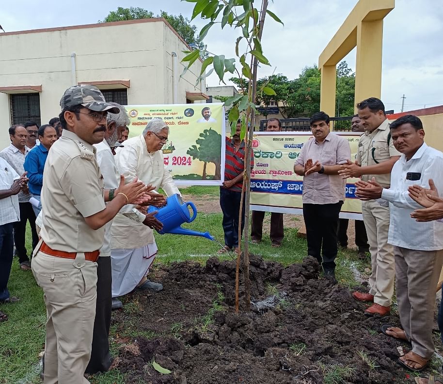 ರೋಣ ನಗರದ ಸರ್ಕಾರಿ ಆಯುರ್ವೇದ ಆಸ್ಪತ್ರೆಯ ಆವರಣದಲ್ಲಿ ಶಾಸಕ ಜಿ ಎಸ್ ಪಾಟೀಲ ಸಸಿ ನೆಡುವ ಮೂಲಕ ವನಮಹೋತ್ಸವ ಕಾರ್ಯಕ್ರಮಕ್ಕೆ ಚಾಲನೆ ನೀಡಿದರು