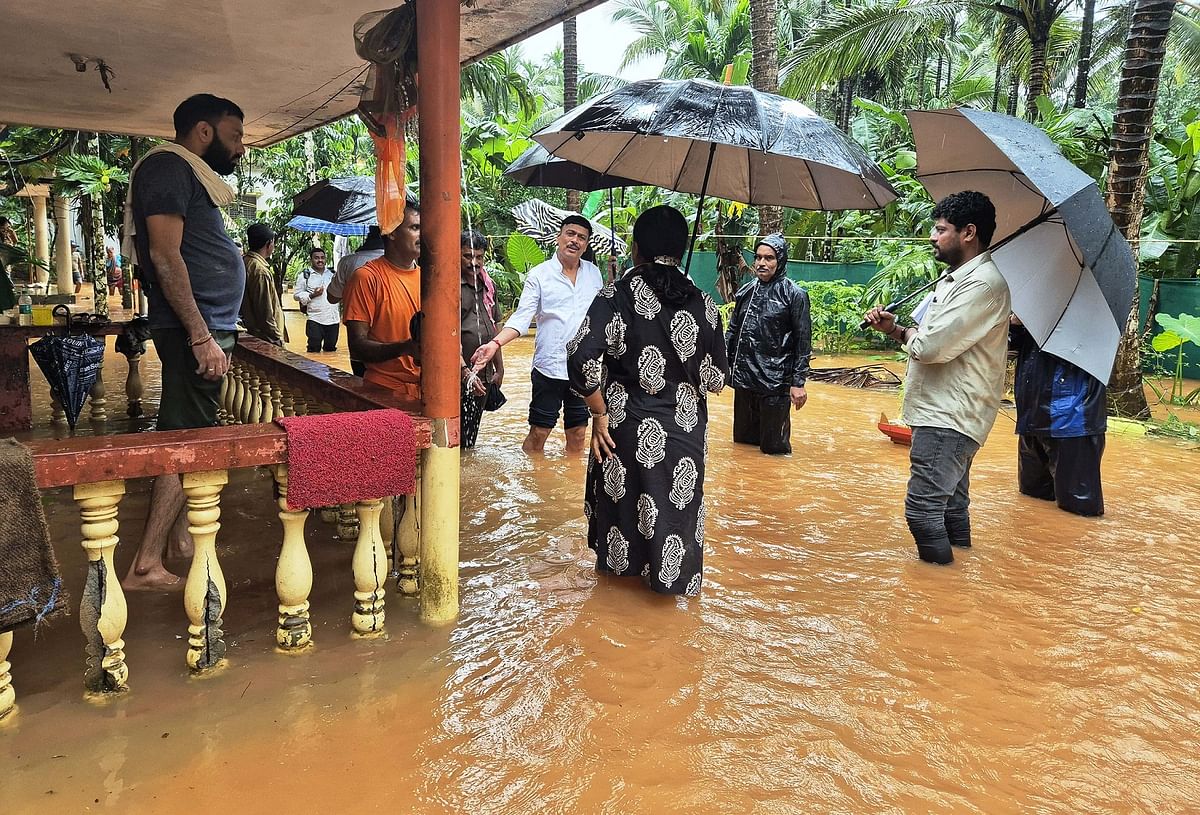 ಬಂಟ್ವಾಳ ತಾಲ್ಲೂಕಿನ ನೇತ್ರಾವತಿ ನದಿ ತೀರದಲ್ಲಿ ಜಲಾವೃತಗೊಂಡ ಮನೆಗಳಿಗೆ ಶಾಸಕ ರಾಜೇಶ ನಾಯ್ಕ್ ಉಳಿಪಾಡಿಗುತ್ತು ಸಹಿತ ತಹಶೀಲ್ದಾರ್ ಅರ್ಚನಾ ಭಟ್ ನೇತೃತ್ವದ ಅಧಿಕಾರಿಗಳ ತಂಡ ಮಂಗಳವಾರ ಭೇಟಿ ನೀಡಿದರು