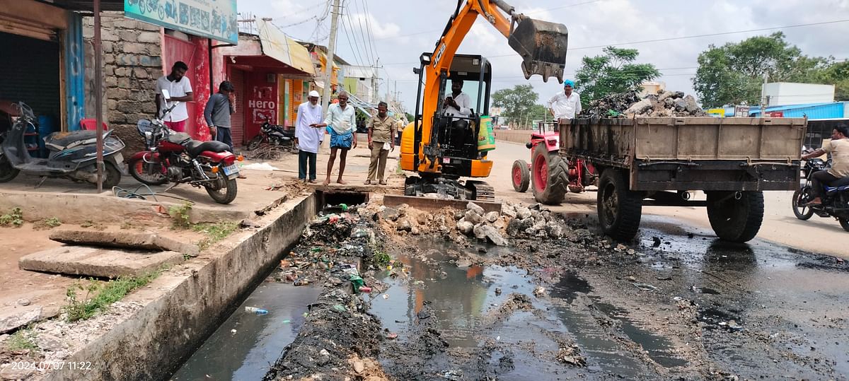 ದೇವದುರ್ಗ ಪಟ್ಟಣದ ಎಪಿಎಂಸಿ ಹತ್ತಿರ ಚರಂಡಿ ಸ್ವಚ್ಛಗೊಳಿಸುತ್ತಿರುವ ಪುರಸಭೆ ಮಿನಿ ಜೆಸಿಬಿ.