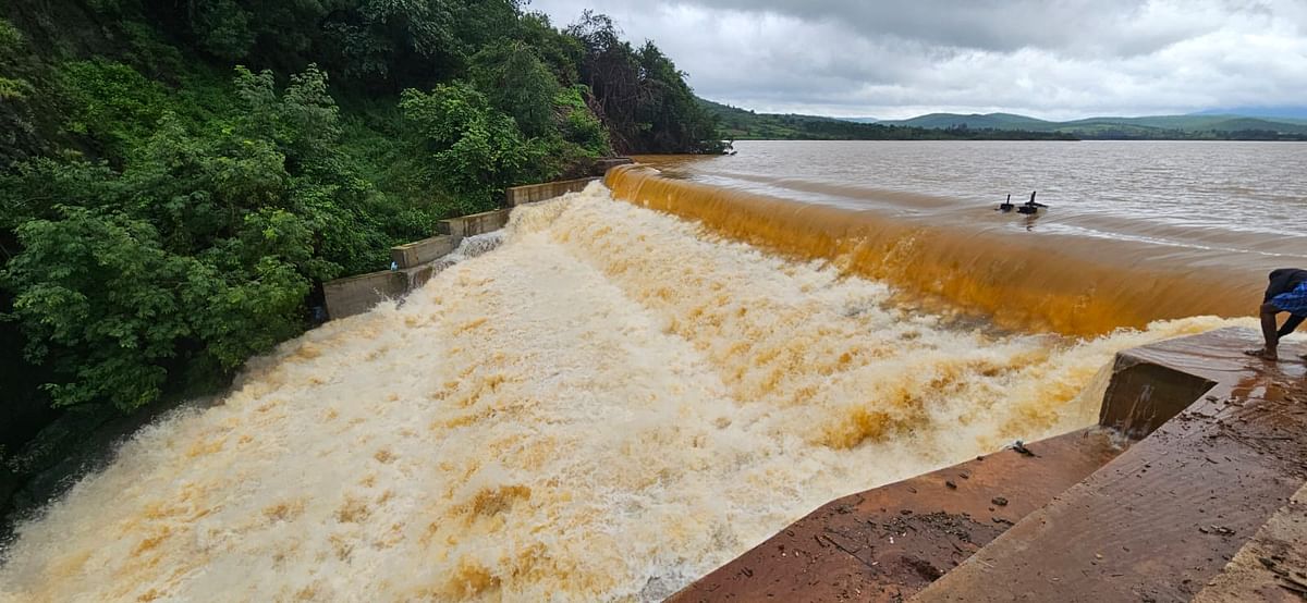 ಐತಿಹಾಸಿಕ ಮಧಗದ ಕೆರೆ ಸಂಪೂರ್ಣ ಭರ್ತಿಯಾಗಿ ಕೋಡಿ ಬಿದ್ದಿರುವುದು