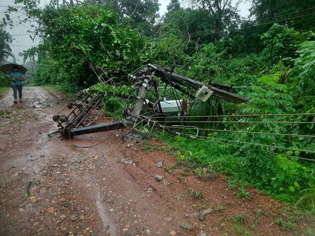 ಮುಂಡಾಜೆಯ ದುಂಬೆಟ್ಟು ಬಳಿ ವಿದ್ಯುತ್ ಪರಿವರ್ತಕ ನೆಲಕ್ಕೆ ಬಿದ್ದಿರುವುದು