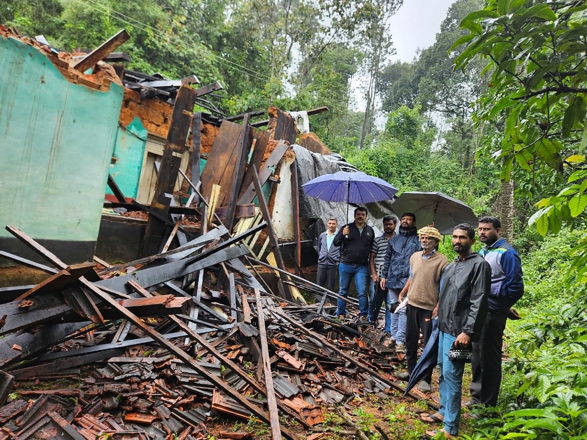 ಭಾಗಮಂಡಲ ಹೋಬಳಿ ಬಿ.ಬಾಡಗ ಗ್ರಾಮದ ಕೆ.ಯು.ಉಲ್ಲಾಸ ಅವರ ಮನೆ ಮಳೆಗೆ ಸಂಪೂರ್ಣ ಹಾನಿಯಾಗಿದೆ.